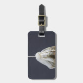 Een theezakje zit in een beker. bagagelabel (Voorkant verticaal)