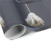 Een theezakje zit in een beker. cadeaupapier (Rol Hoek)