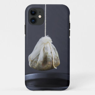 Een theezakje zit in een beker. Case-Mate iPhone case