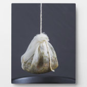 Een theezakje zit in een beker. fotoplaat (Voorkant)