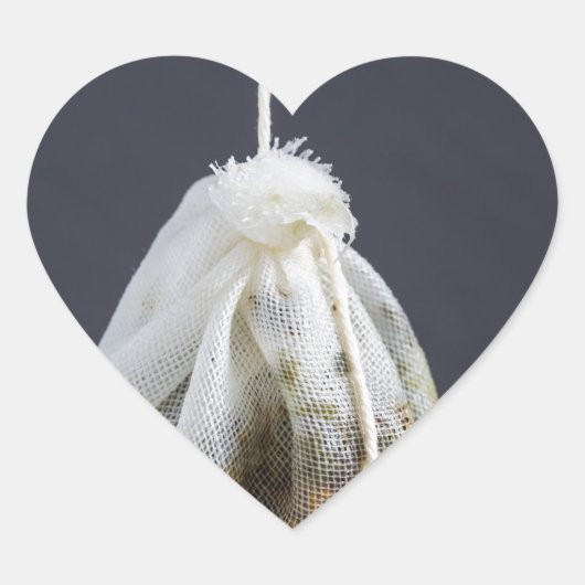 Een theezakje zit in een beker. hart sticker (Voorkant)