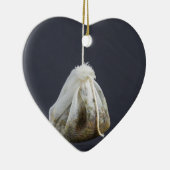 Een theezakje zit in een beker. keramisch ornament (Rechts)