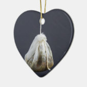 Een theezakje zit in een beker. keramisch ornament (Links)