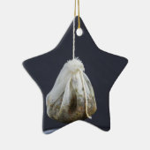 Een theezakje zit in een beker. keramisch ornament (Rechts)