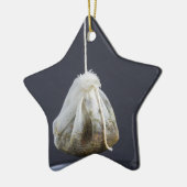 Een theezakje zit in een beker. keramisch ornament (Links)