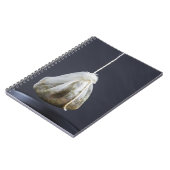 Een theezakje zit in een beker. notitieboek (Linkerzijde)