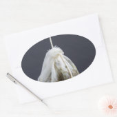 Een theezakje zit in een beker. ovale sticker (Envelop)