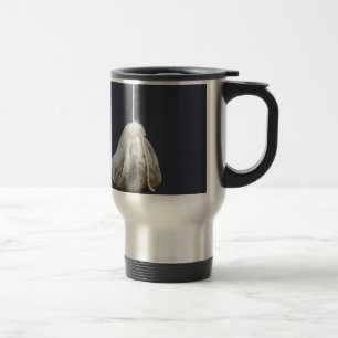 Een theezakje zit in een beker. reisbeker