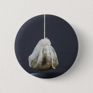 Een theezakje zit in een beker. ronde button 5,7 cm