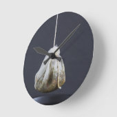 Een theezakje zit in een beker. ronde klok (Hoek)