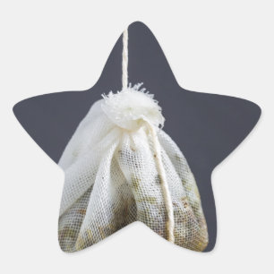 Een theezakje zit in een beker. ster sticker