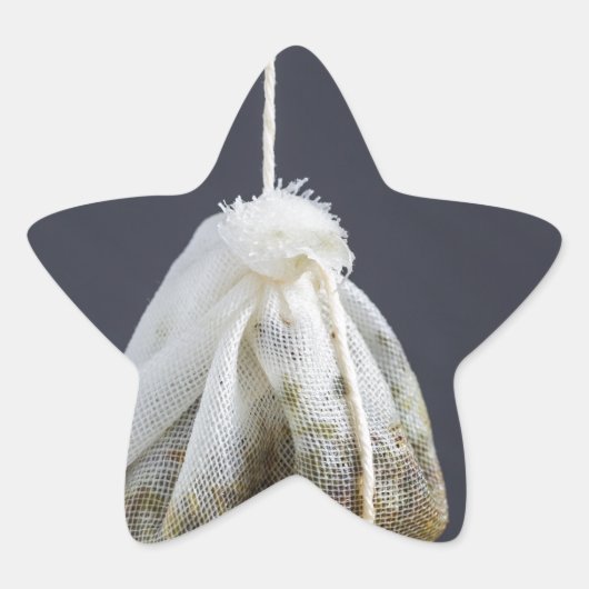 Een theezakje zit in een beker. ster sticker (Voorkant)