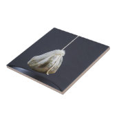 Een theezakje zit in een beker. tegeltje (Zijkant)