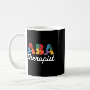 Een therapie toegepaste gedragsanalyse-analist een koffiemok