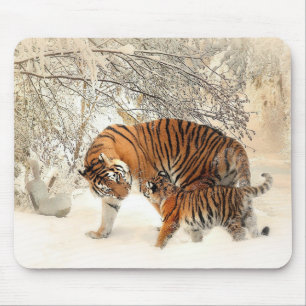 Een tijger en een krab in de Snowy Forest Mousepad Muismat