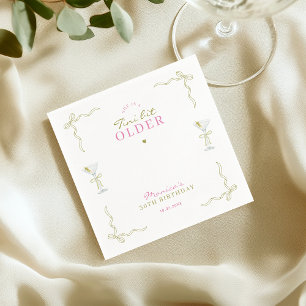 Een Tini Beetje Oudere Roze en Groene Cocktail Ver Servet