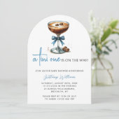 Een Tini One Baby shower Blue Bow Arch Uitnodiging (Staand voorkant)
