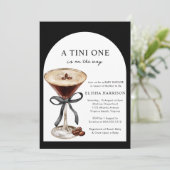 Een Tini One is onderweg naar het Baby shower Kaart (Staand voorkant)