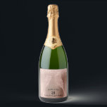 Een Toast van de Bubbly 21st Birthday Roos Gold Sparkling Wijnetiket<br><div class="desc">Een toast van het Bubbly Roos Gold 21st Birthday Sparkling Wine Label... Op een rozen gouden metallic look achtergrond, een diamanten sprankelende wijnbril toast op de 21e geboortedag van een vriend of familielid. De mousserende wijnbubbels mengen zich in de bovengrens van roos gouden blush glitter en sparkles. De tekst zegt:...</div>