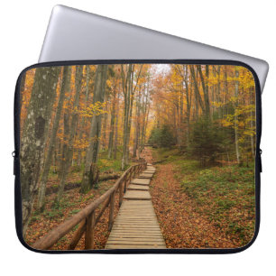 Een tocht door het herfstbos. laptop sleeve