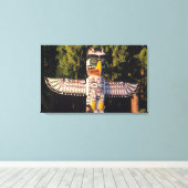 Een totempaal in Vancouver, Canada. Canvas Afdruk (Insitu (Houten vloer))
