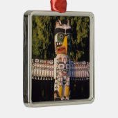 Een totempaal in Vancouver, Canada. Metalen Ornament (Rechts)