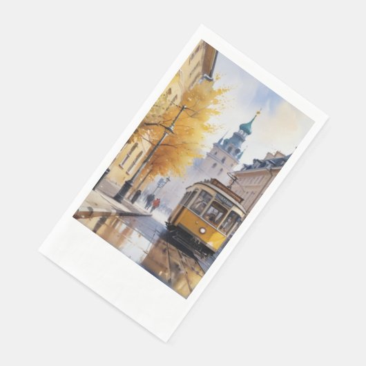 Een tram rijdt langs een herfststraat servet (Hoek)