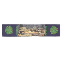 Een Tranquil Burning Yule Log met Holly Wreaths Korte Tafelloper
