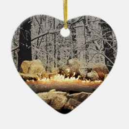 Een Tranquil Burning Yule Login een Snowy Forest Keramisch Ornament