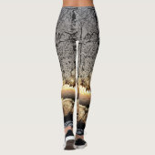 Een Tranquil Burning Yule Login een Snowy Forest Leggings (Achterkant)