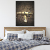 Een treinpersoneel plaatst een kruis canvas afdruk (Insitu (Slaapkamer))