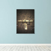 Een treinpersoneel plaatst een kruis canvas afdruk (Insitu (Houten vloer))