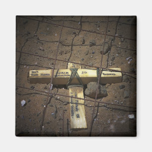 Een treinpersoneel plaatst een kruis magneet