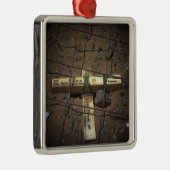 Een treinpersoneel plaatst een kruis metalen ornament (Rechts)