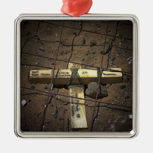 Een treinpersoneel plaatst een kruis metalen ornament (Voorkant)