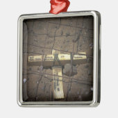 Een treinpersoneel plaatst een kruis metalen ornament (Links)