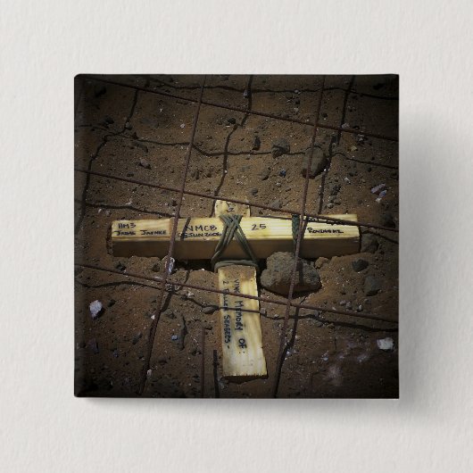 Een treinpersoneel plaatst een kruis vierkante button 5,1 cm (Voorkant)