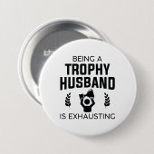 Een trofee-echtgenoot zijn is vermoeiend ronde button 7,6 cm (Voorkant /achterkant)