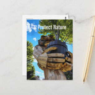 Een trol houdt een boom omhoog om de natuur te bes briefkaart