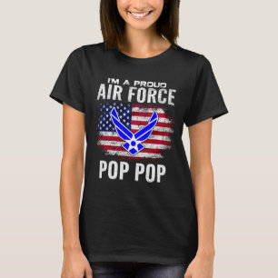 Een trotse Air Force Pop Pop met een Amerikaanse v T-shirt