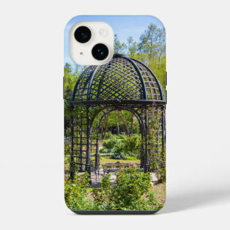 Een tuinhuisje in een prachtig tuinlandschap iPhone 14 hoesje