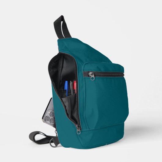 Een turkooisblauwe textuurachtergrond vult de afbe sling bag (Open)