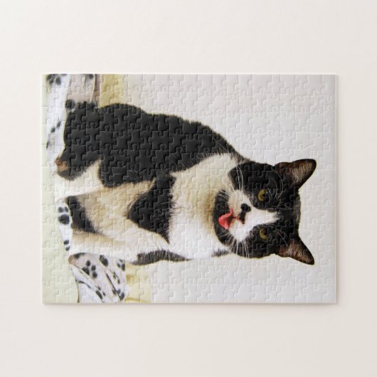 Een Tuxedo-kat tikt uit haar tong Legpuzzel (Horizontaal)