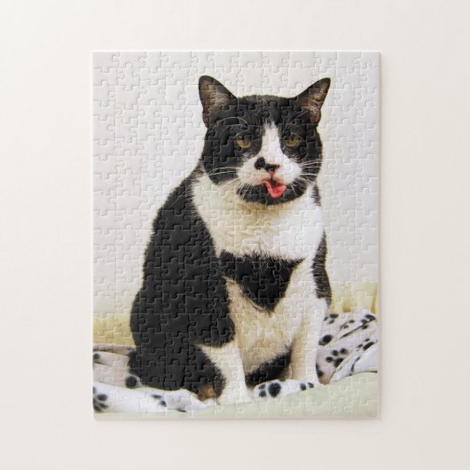 Een Tuxedo-kat tikt uit haar tong Legpuzzel (Verticaal)