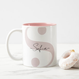 Een tweedelig koffiekopje versierd met je naam ing tweekleurige koffiemok