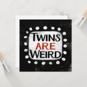 Een tweeling is een raar Wenskaart Kaart (Voorkant / Achterkant in situ)