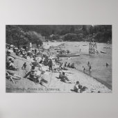 Een typische dag in Sandy Beach Monte Rio, CA Poster (Voorkant)