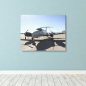 Een UC-12F King Air-vliegtuig Canvas Afdruk (Insitu (Houten vloer))