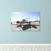 Een UC-12F King Air-vliegtuig Canvas Afdruk (Insitu (Houten vloer))