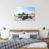 Een UC-12F King Air-vliegtuig Canvas Afdruk (Insitu (Slaapkamer))